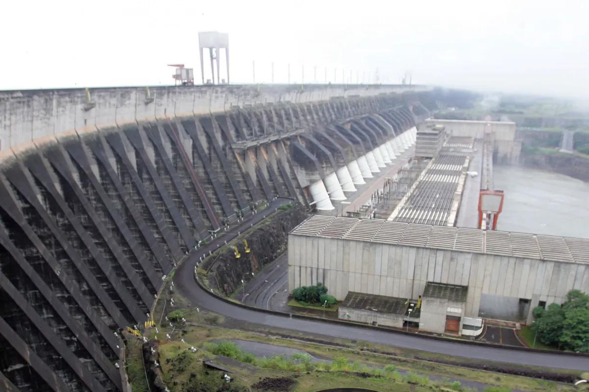 Itaipu reduz fornecimento de energia e distribuidoras temem impacto