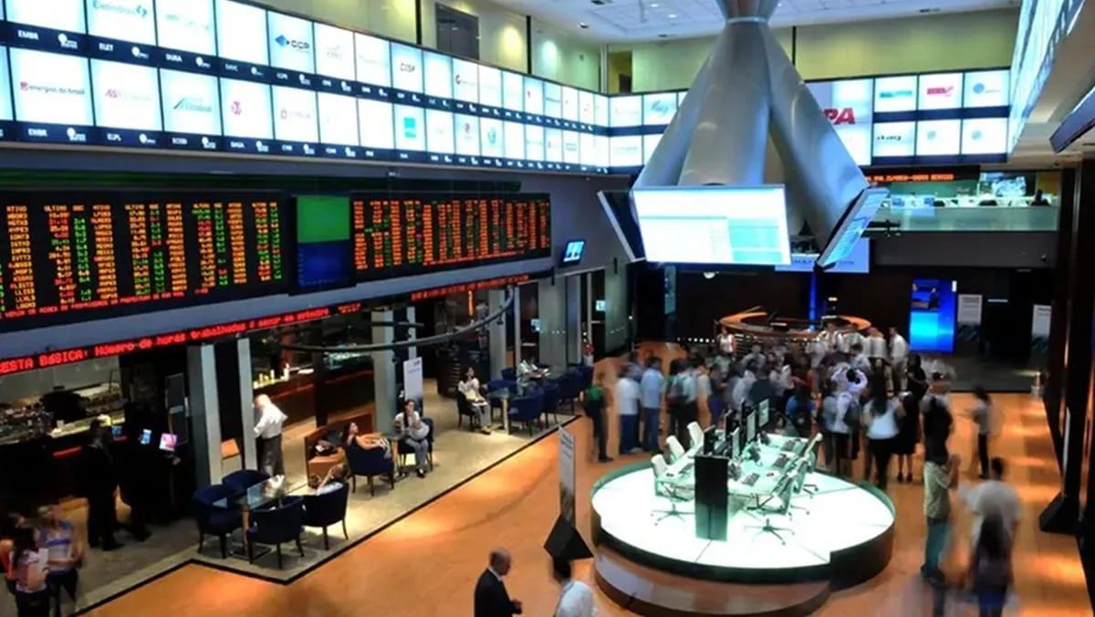Ibovespa fecha em leve queda e dólar recua em dia de acomodação no mercado